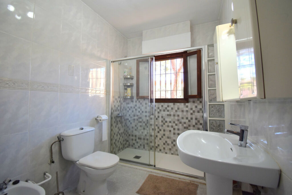 Detached Villa Villamartin Alicante - image 18