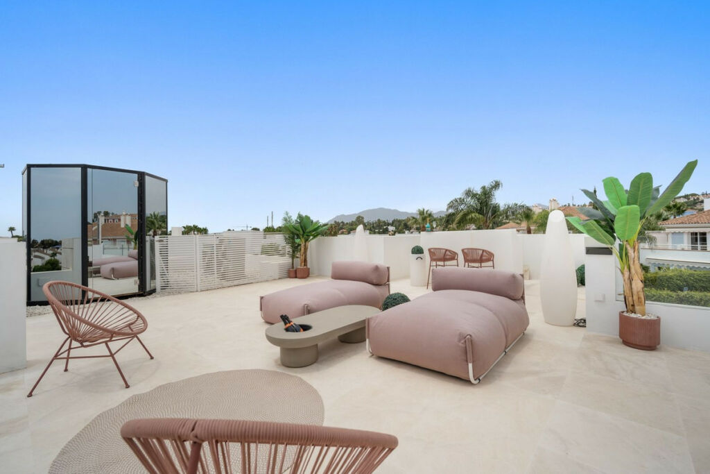 Detached Villa El Paraiso Málaga - image 19