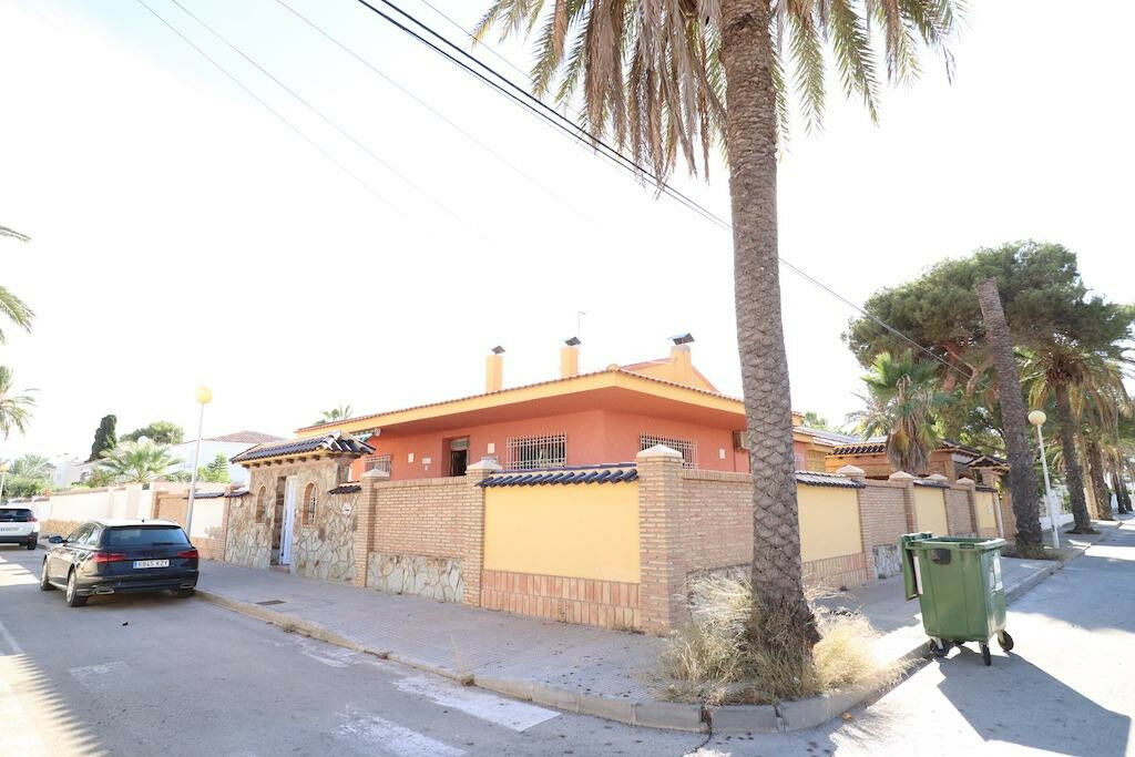 Detached Villa Cabo Roig Alicante - image 2