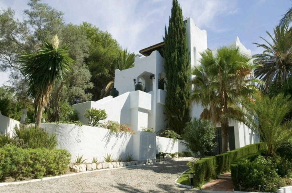 Detached Villa Nueva Andalucía Málaga - image 2