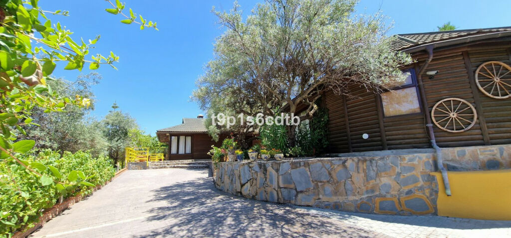 Detached Villa Monda Málaga - image 2