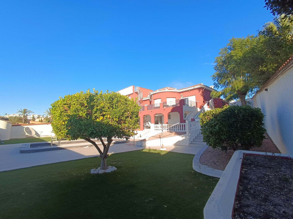 Detached Villa Ciudad Quesada Alicante - image 2