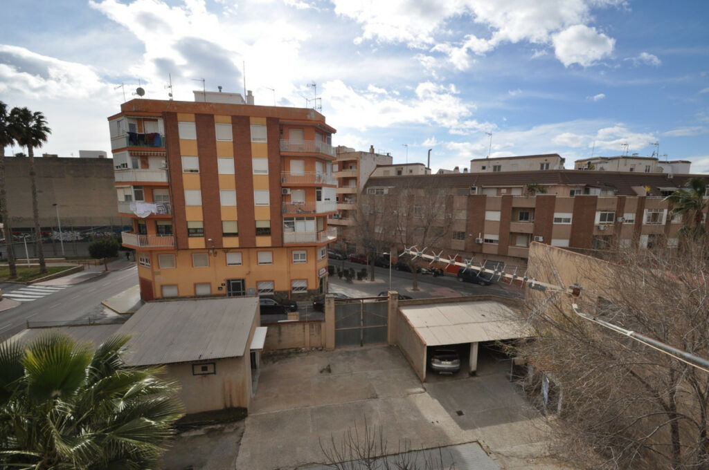 Townhouse Petrer Alicante - image 2
