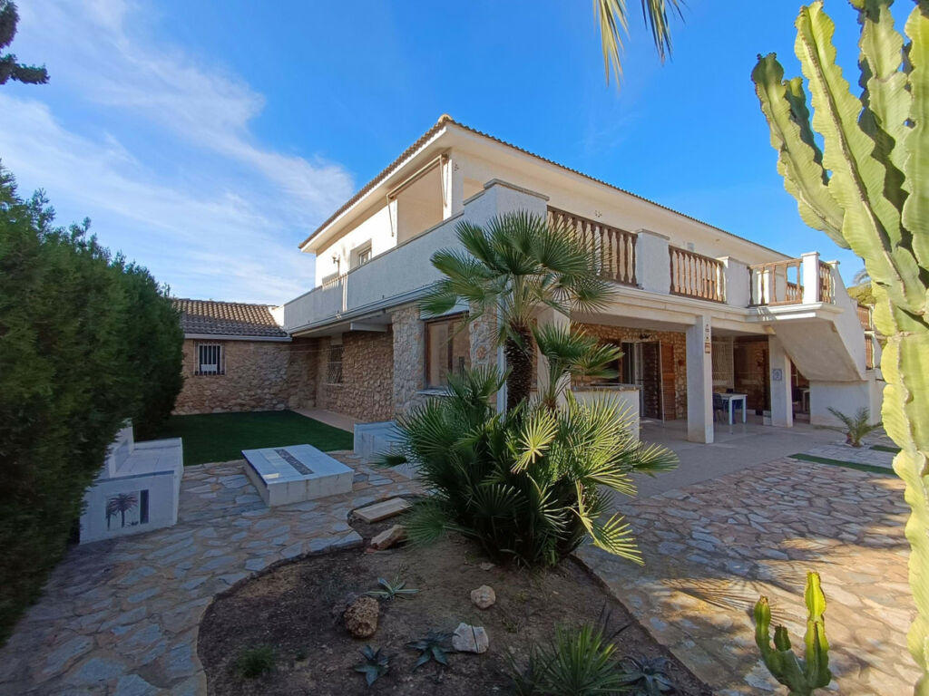 Detached Villa La Zenia Alicante - image 2