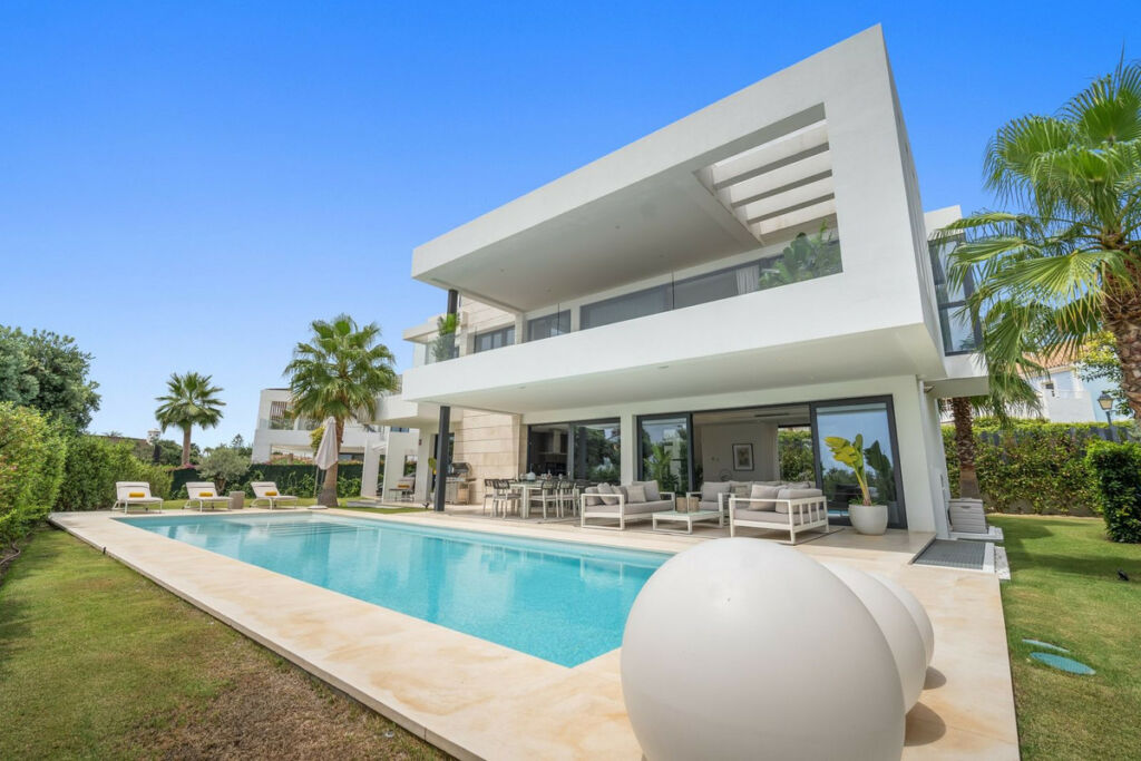 Detached Villa El Paraiso Málaga - image 2