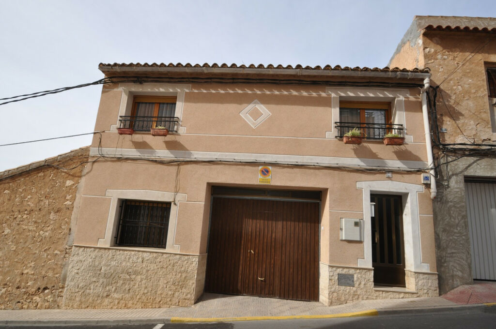 Townhouse Pinoso Alicante - image 2