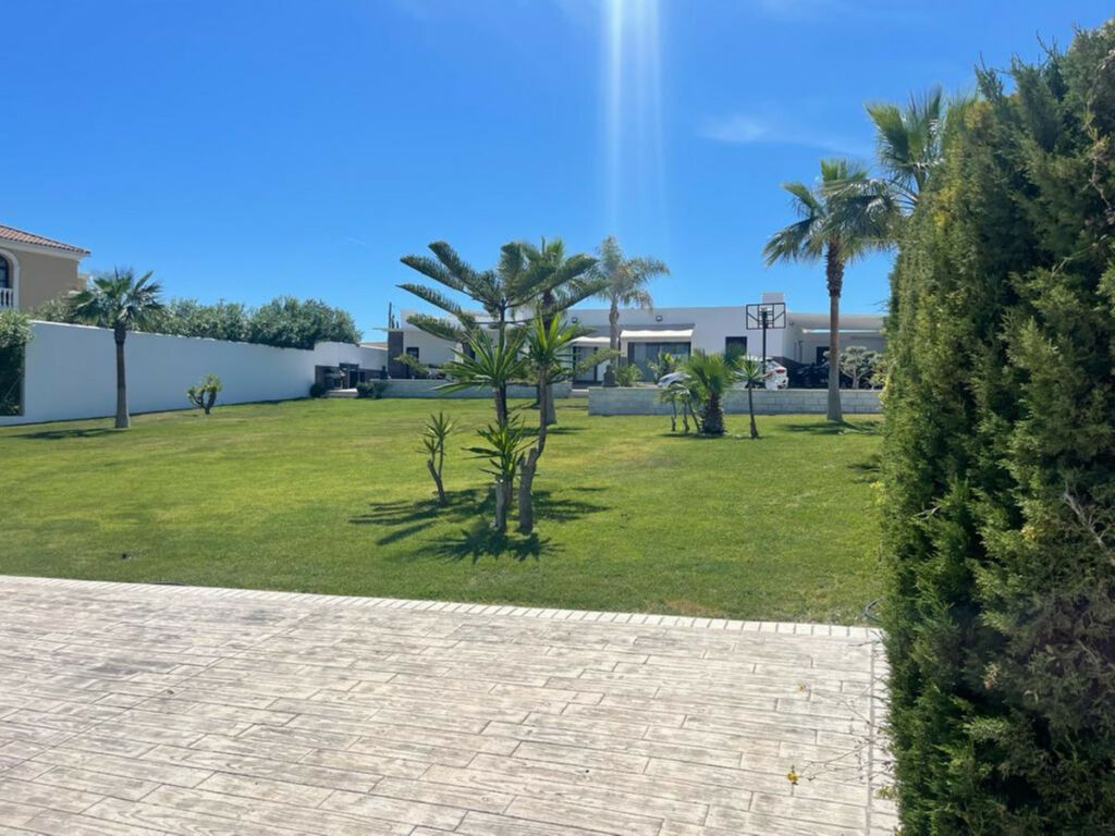 Detached Villa Estepona Málaga - image 2