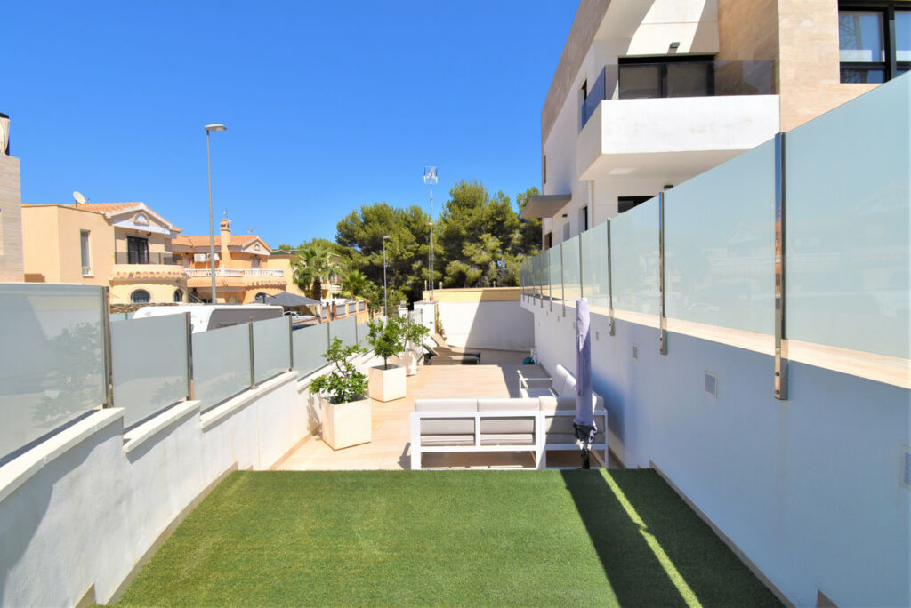 Detached Villa Villamartin Alicante - image 2