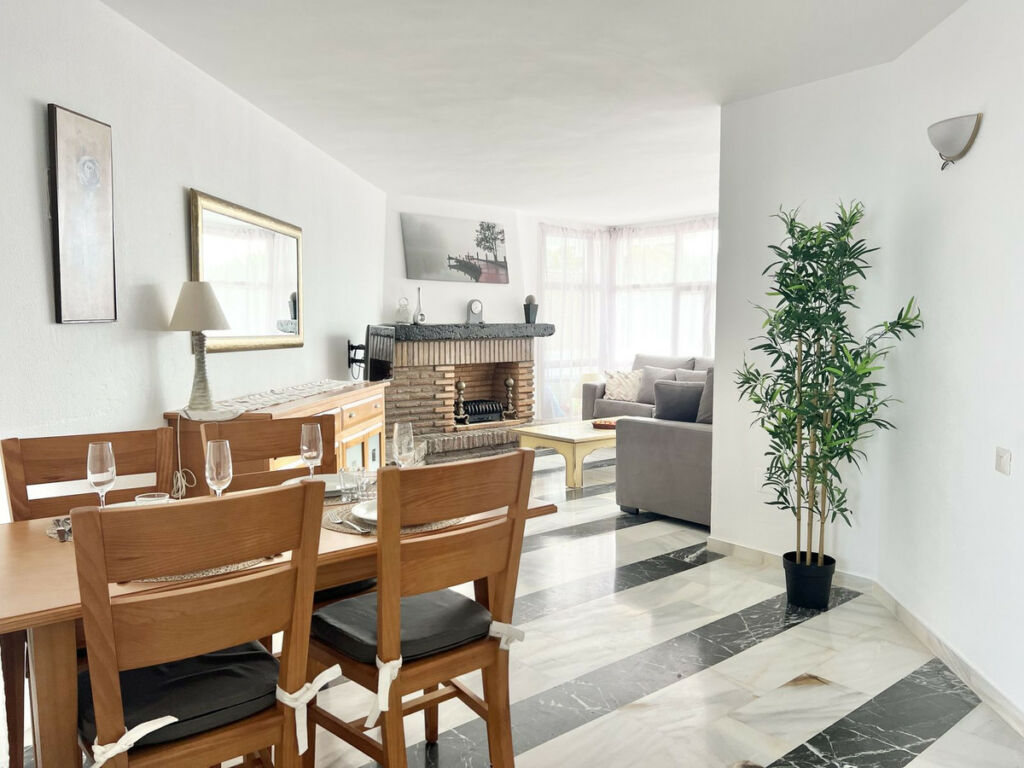 Middle Floor Apartment Calahonda Málaga - image 2