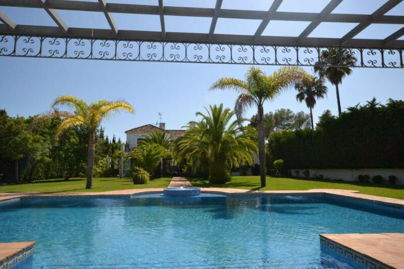 Detached Villa Guadalmina Baja Málaga - image 2