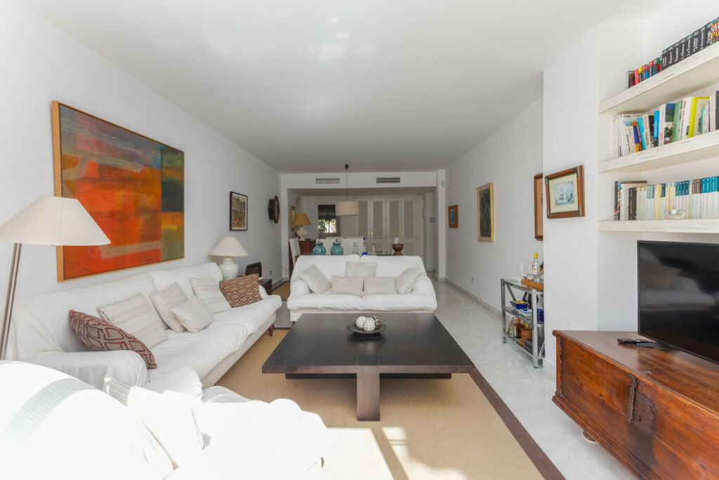 Middle Floor Apartment San Pedro de Alcántara Málaga - image 2