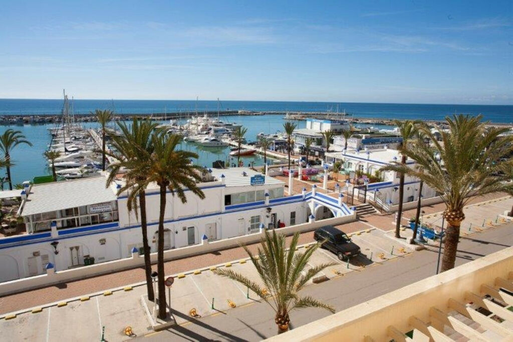 Middle Floor Apartment Estepona Málaga - image 2