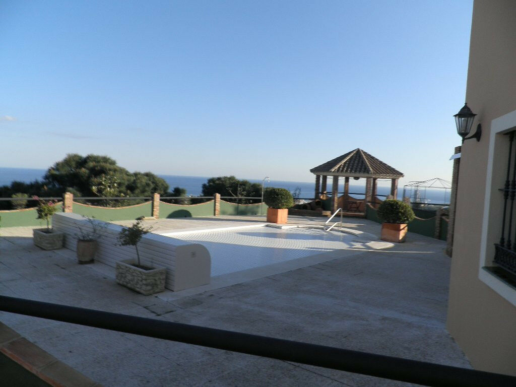 Detached Villa Estepona Málaga - image 2