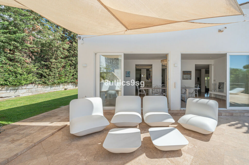 Detached Villa Nueva Andalucía Málaga - image 2