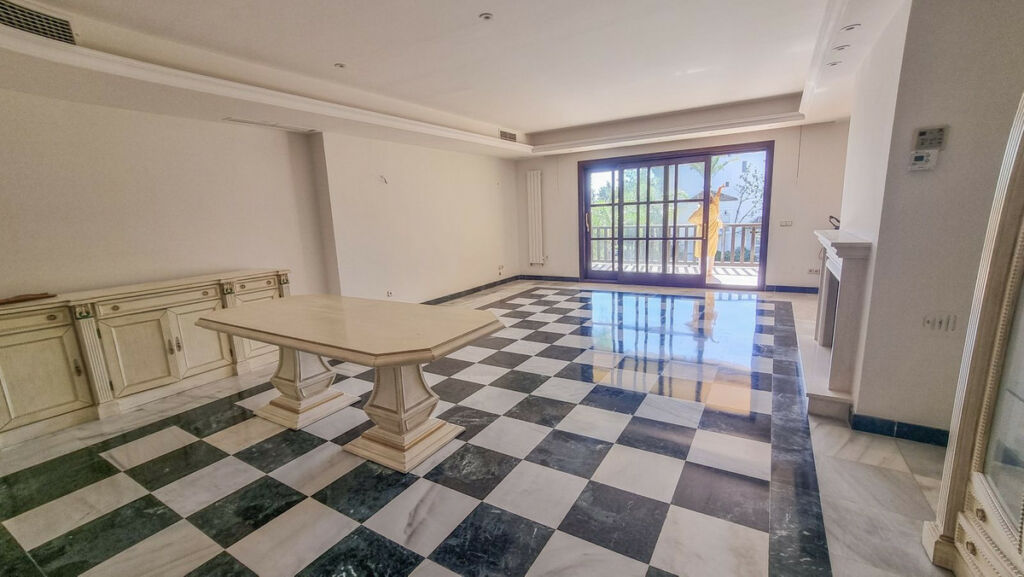 Middle Floor Apartment Marbella Málaga - image 2