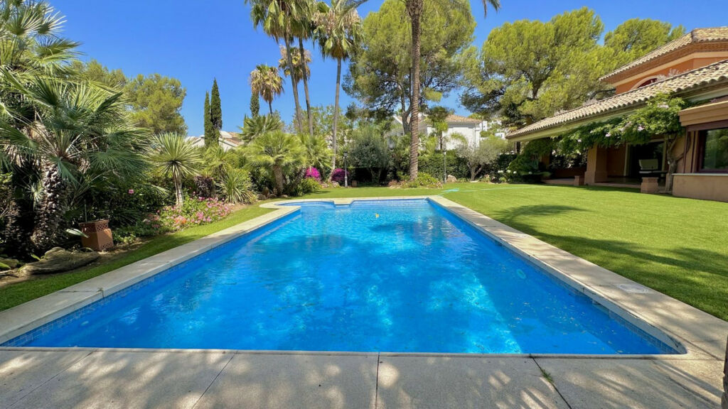 Detached Villa The Golden Mile Málaga - image 2