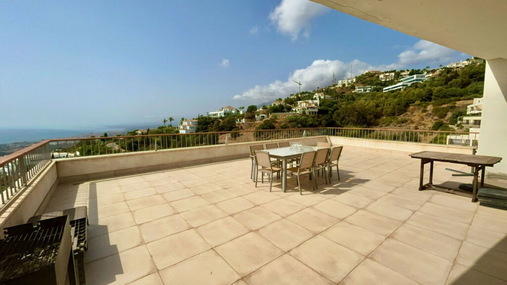 Penthouse Altos de los Monteros Málaga - image 21