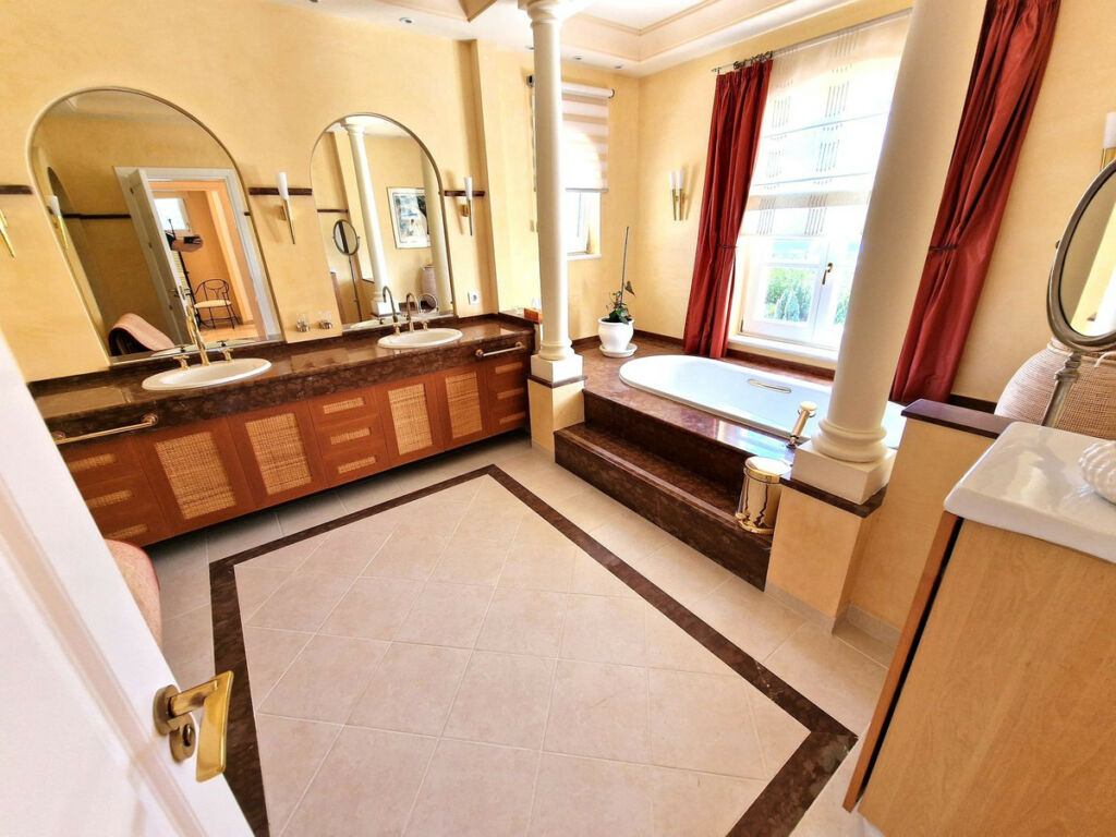 Detached Villa Calahonda Málaga - image 21
