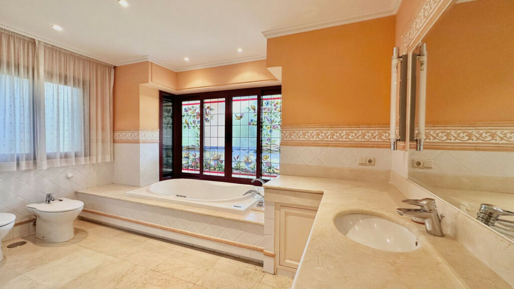 Detached Villa The Golden Mile Málaga - image 22