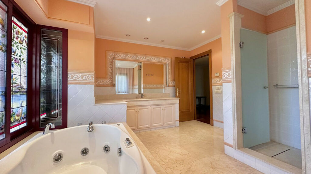 Detached Villa The Golden Mile Málaga - image 23