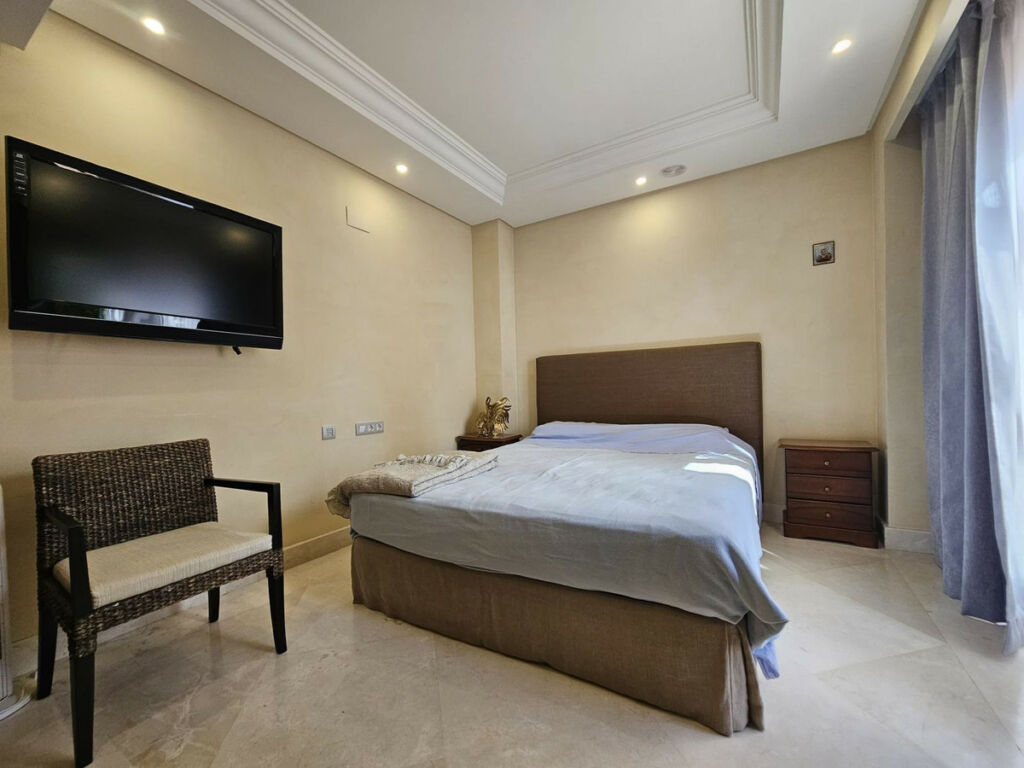 Middle Floor Apartment Estepona Málaga - image 23