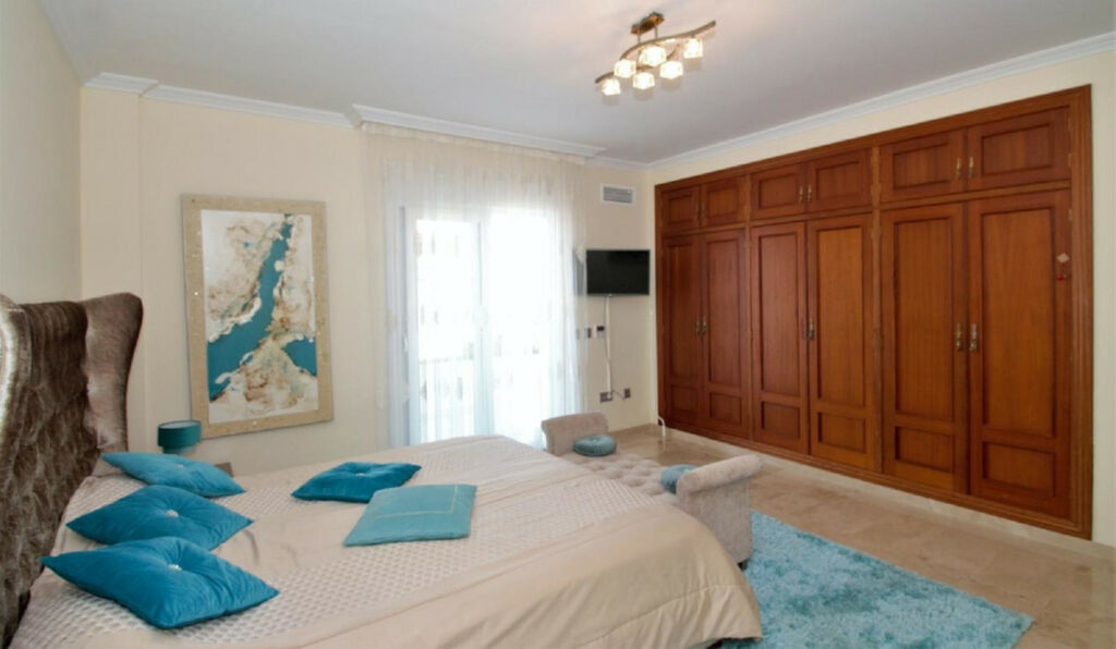 Detached Villa El Paraiso Málaga - image 23
