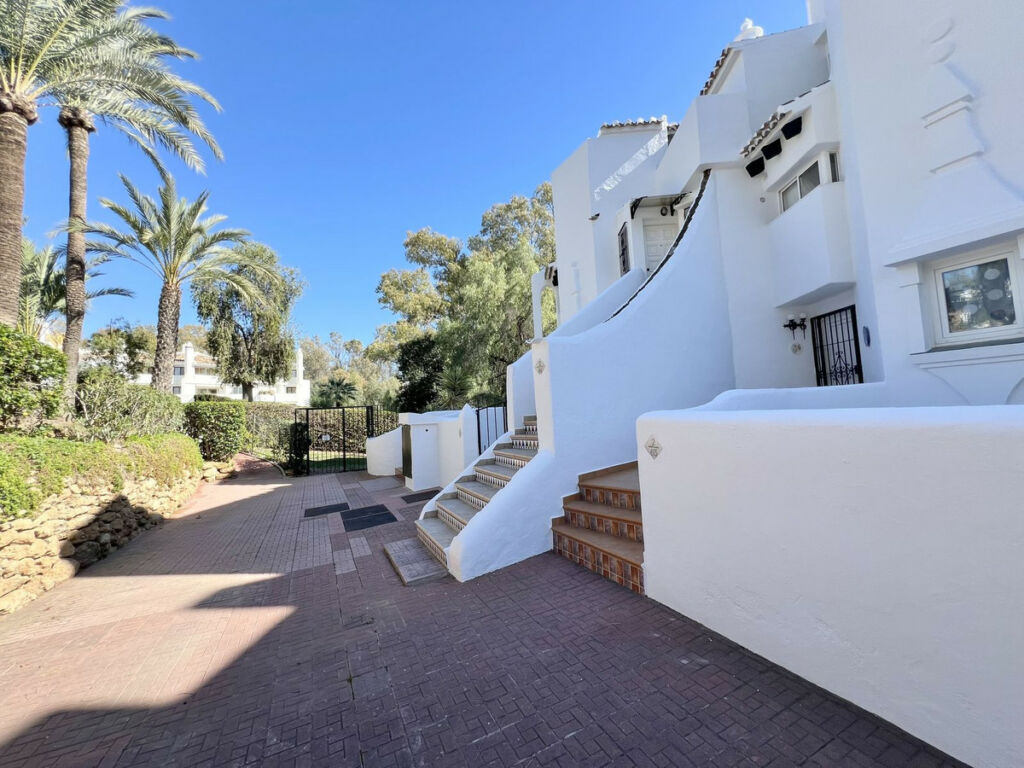 Middle Floor Apartment Calahonda Málaga - image 24