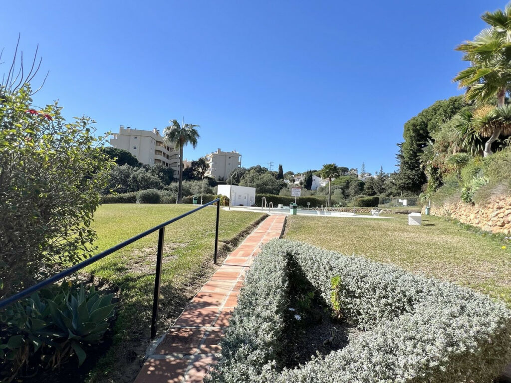 Middle Floor Apartment Calahonda Málaga - image 26