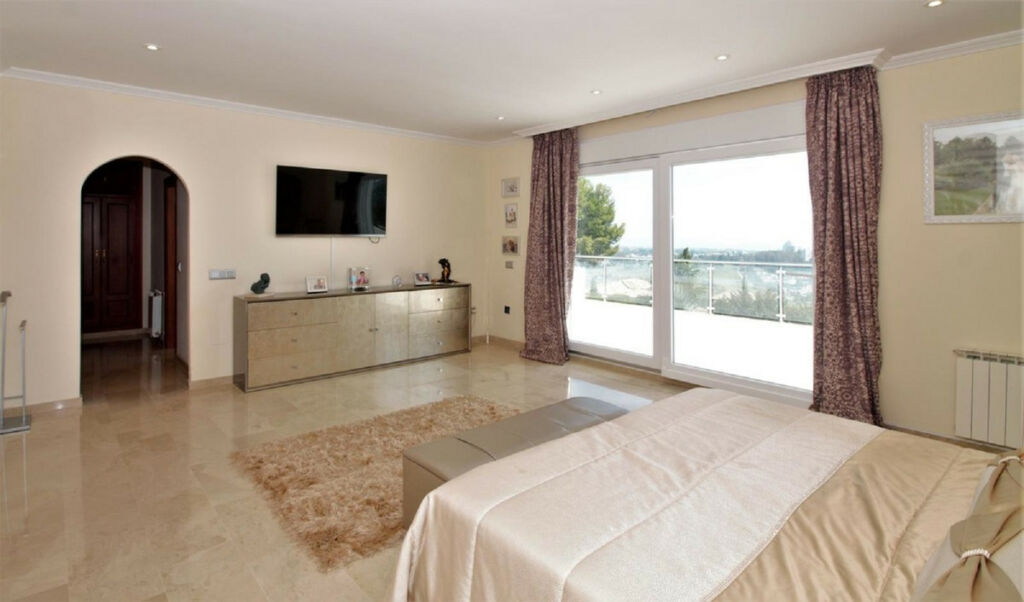 Detached Villa El Paraiso Málaga - image 27