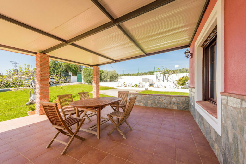 Detached Villa Estepona Málaga - image 3