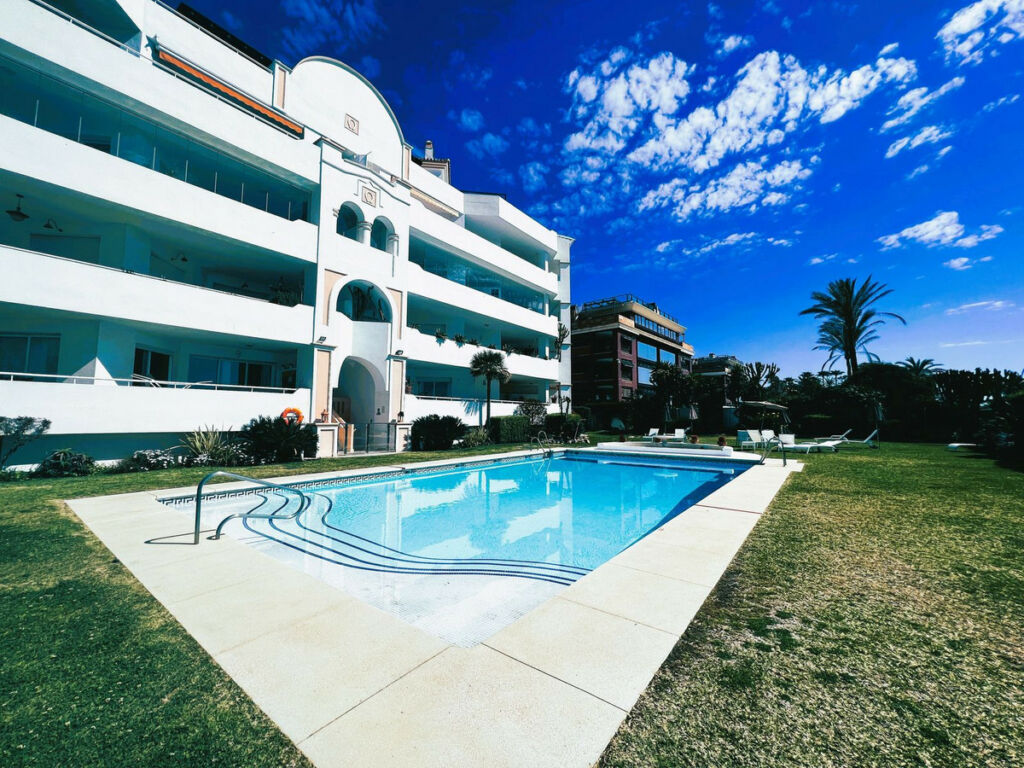 Middle Floor Apartment Puerto Banús Málaga - image 3