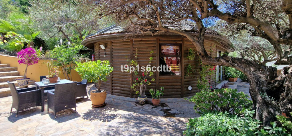 Detached Villa Monda Málaga - image 3