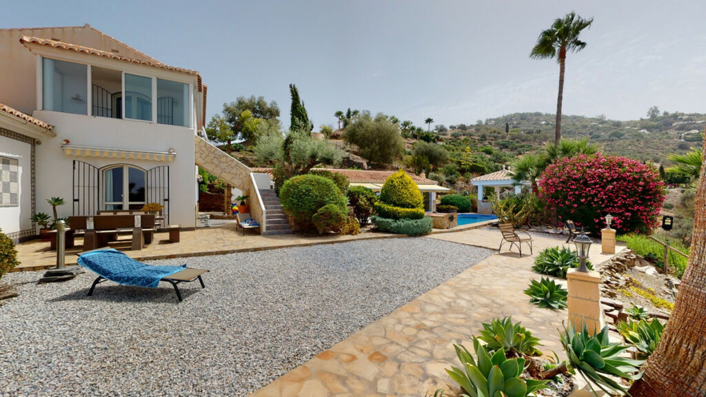 Detached Villa Sayalonga Málaga - image 3