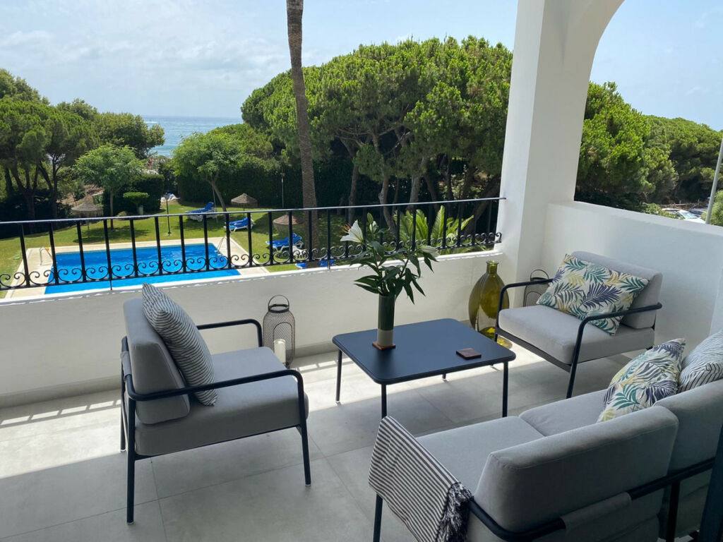 Middle Floor Apartment Cabopino Málaga - image 3