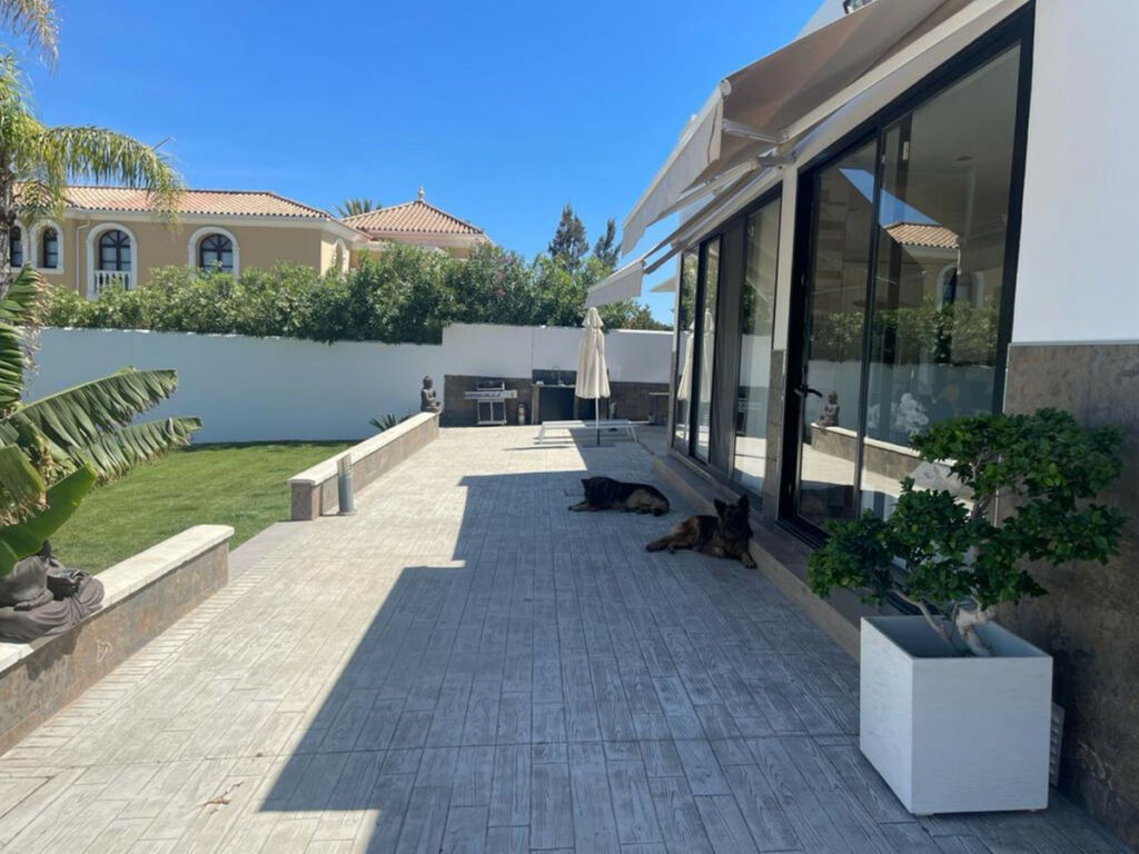 Detached Villa Estepona Málaga - image 3