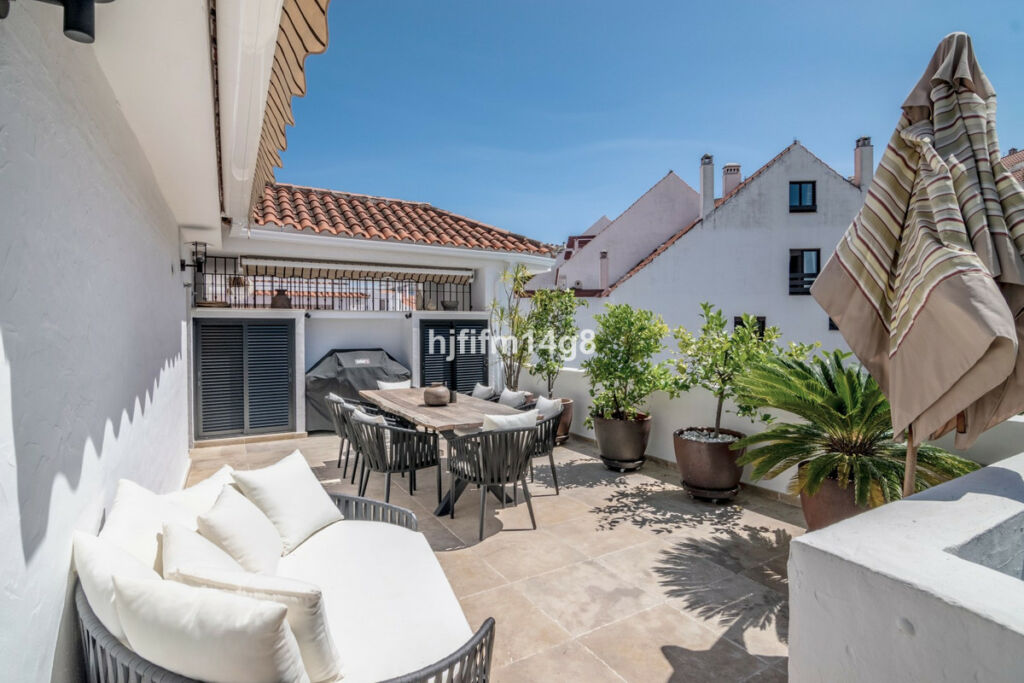 Penthouse Duplex Nueva Andalucía Málaga - image 3