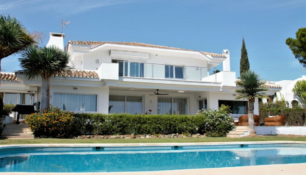 Detached Villa El Paraiso Málaga - image 3