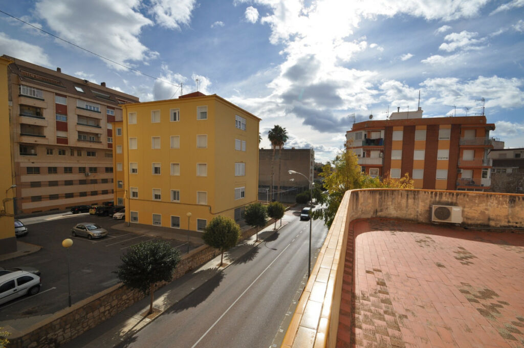 Townhouse Petrer Alicante - image 3