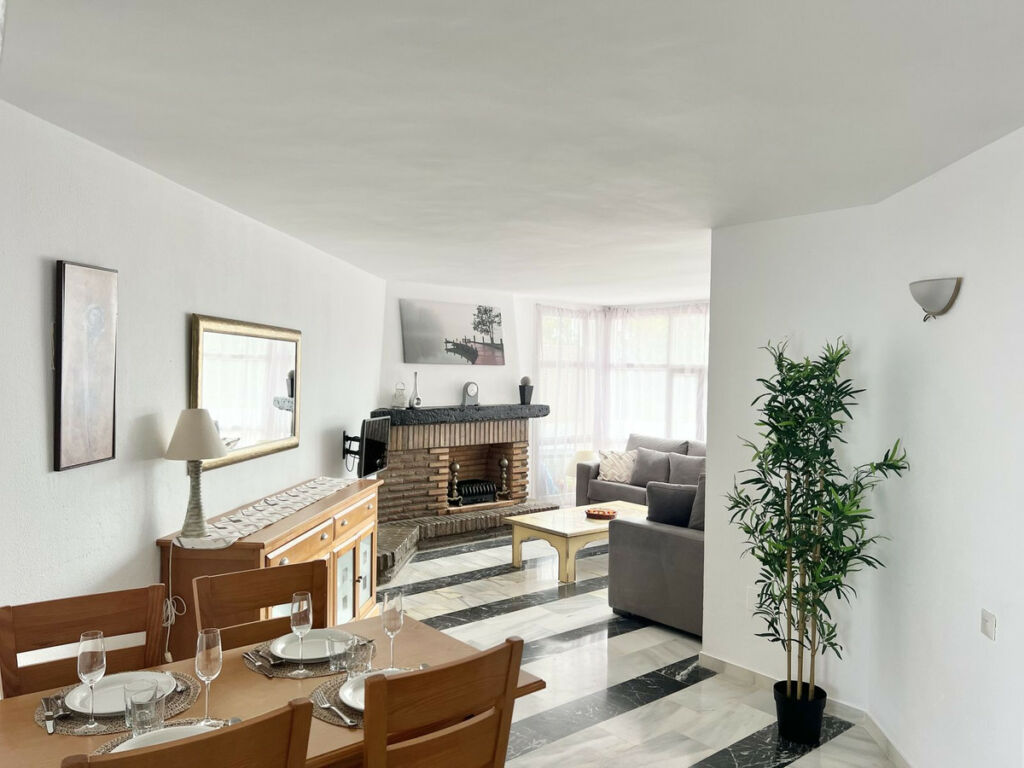 Middle Floor Apartment Calahonda Málaga - image 3