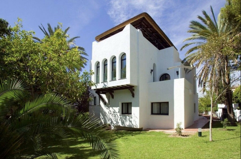 Detached Villa Nueva Andalucía Málaga - image 3