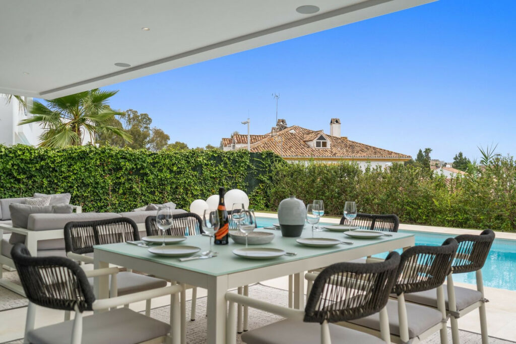 Detached Villa El Paraiso Málaga - image 3