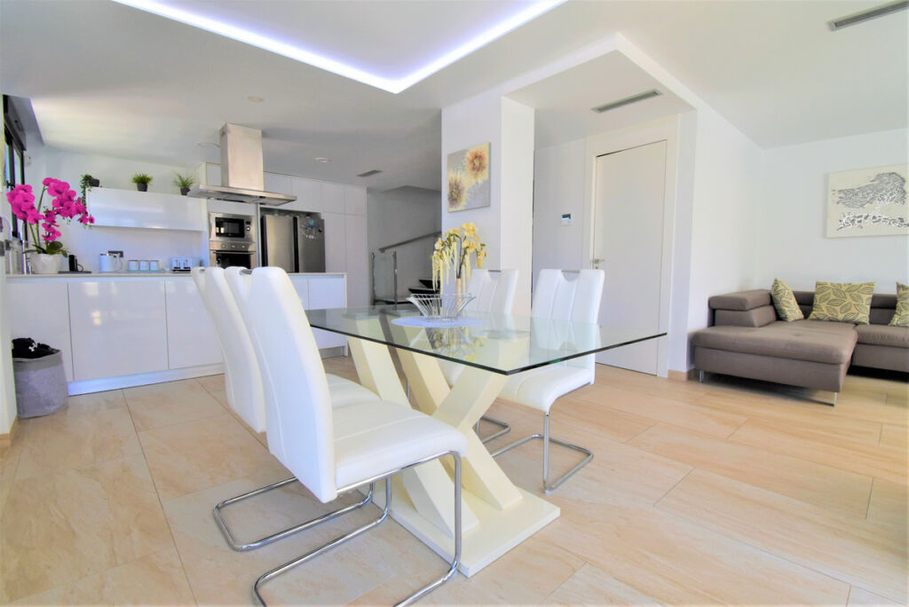 Detached Villa Villamartin Alicante - image 3