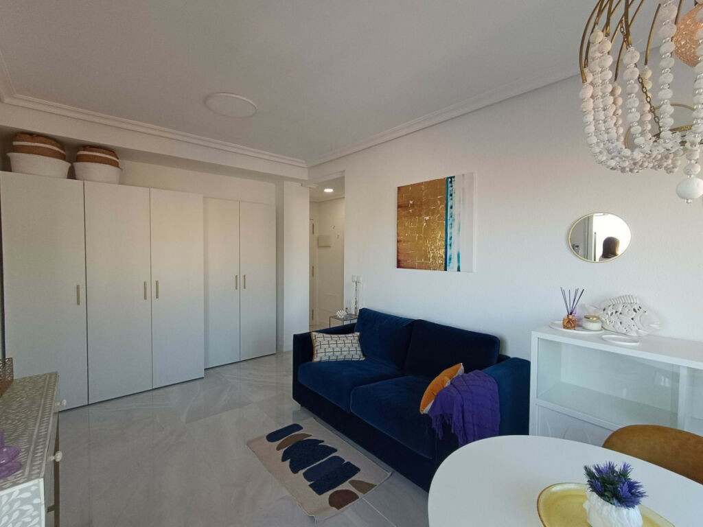 Middle Floor Apartment Aguas Nuevas Alicante - image 3