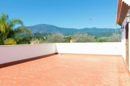 Detached Villa Estepona Málaga - image 3