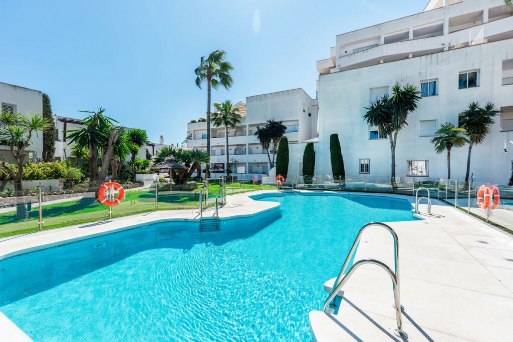 Middle Floor Apartment Nueva Andalucía Málaga - image 13