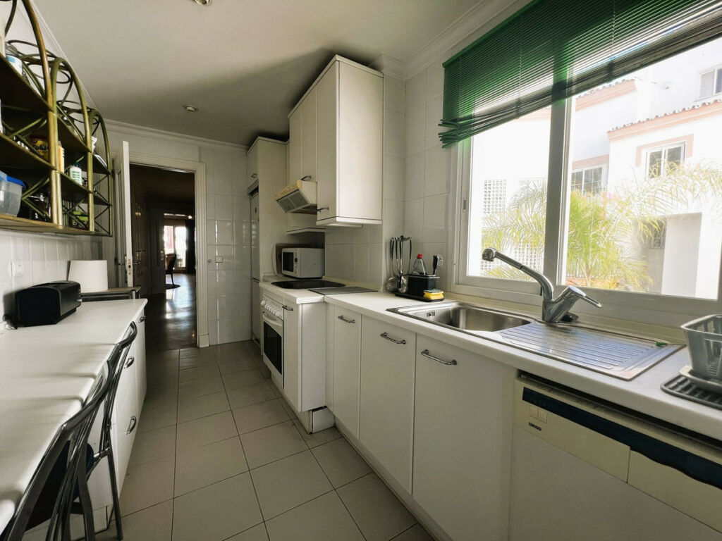 Middle Floor Apartment Puerto Banús Málaga - image 35