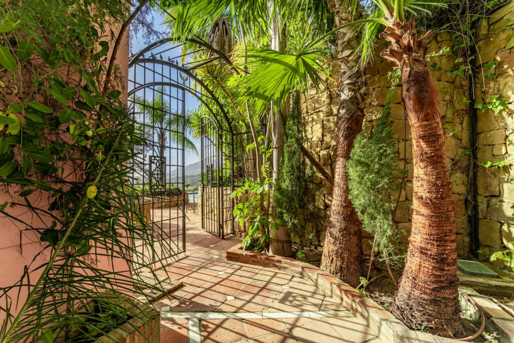 Detached Villa Benahavís Málaga - image 37