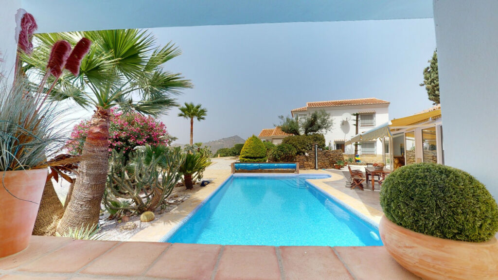 Detached Villa Sayalonga Málaga - image 4