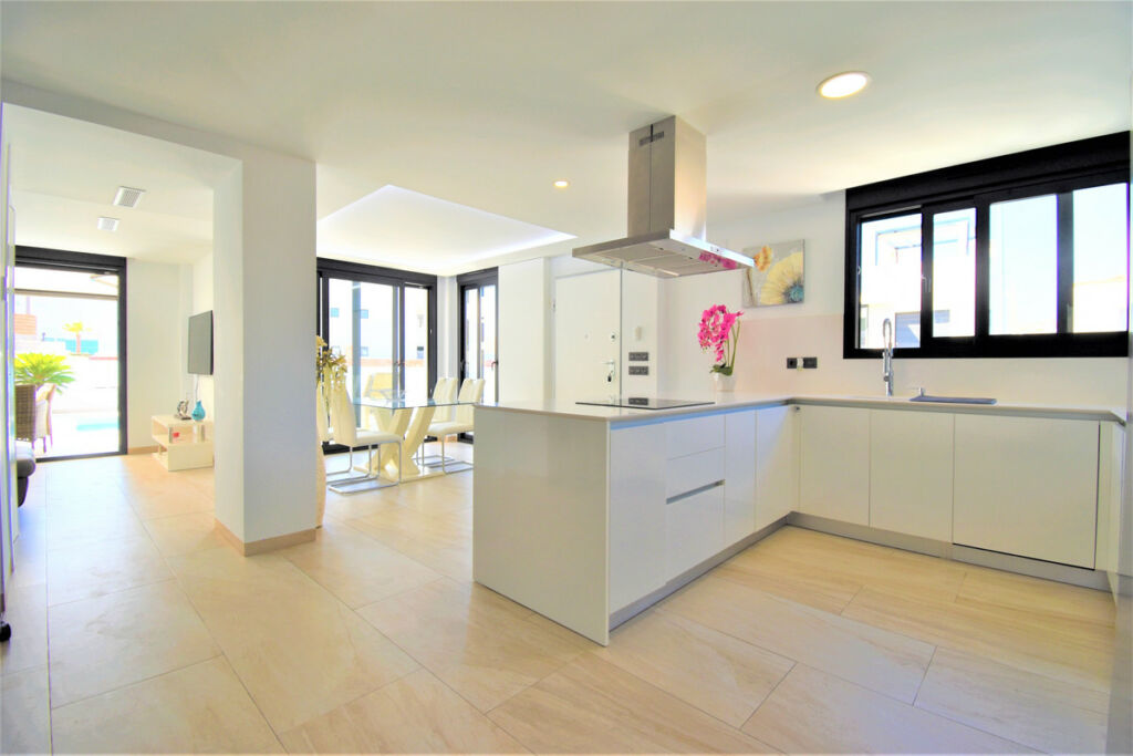 Detached Villa Villamartin Alicante - image 4
