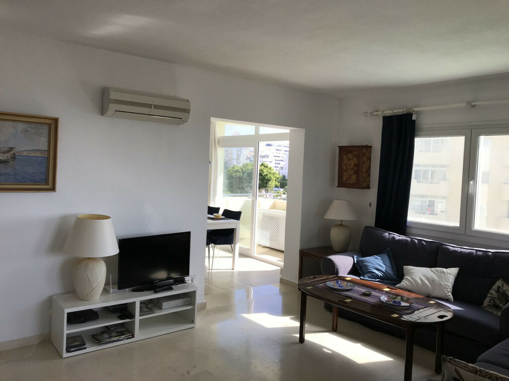 Middle Floor Apartment Estepona Málaga - image 4